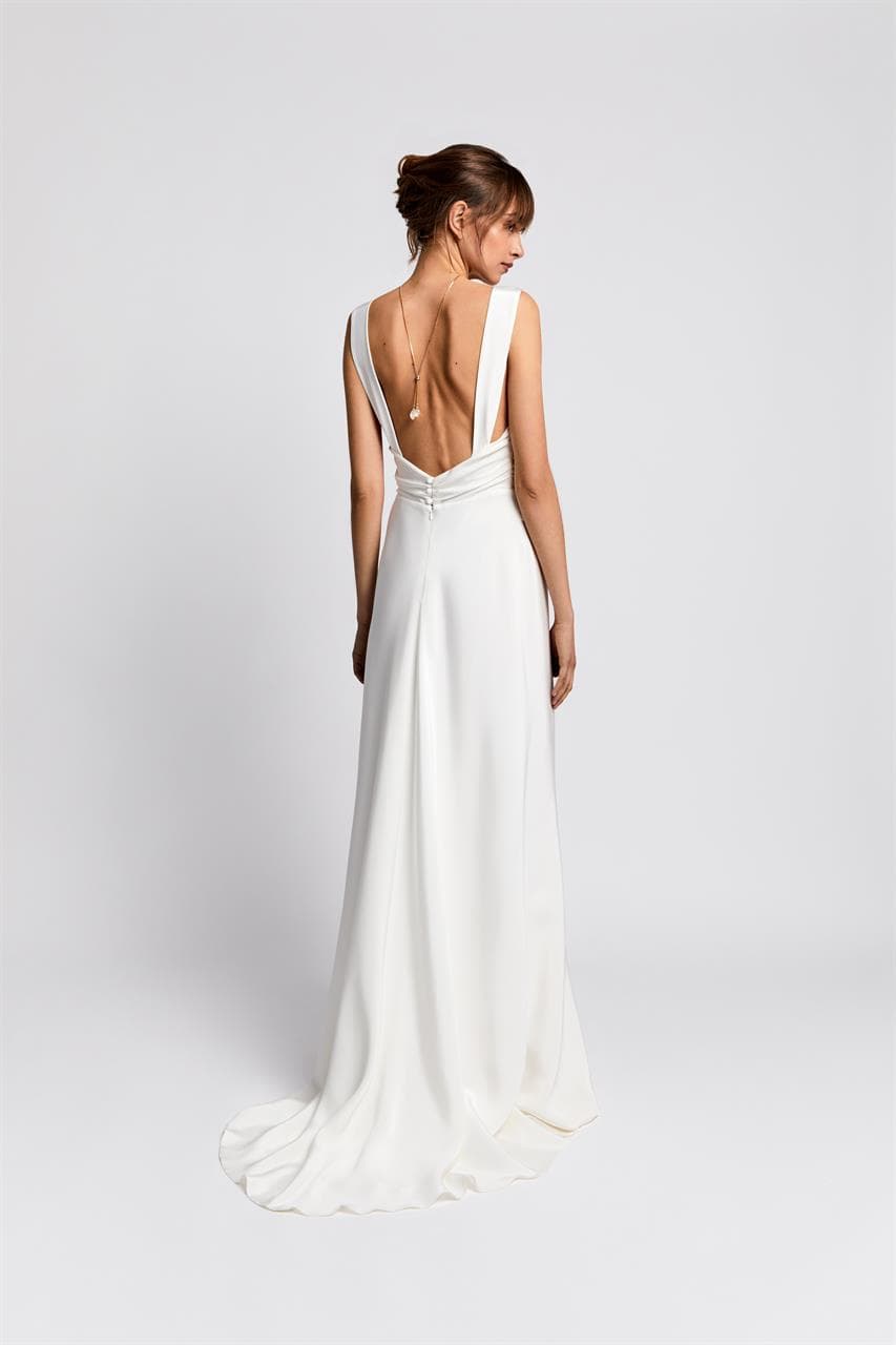 minimalistische moderne trouwjurk van puur zijde met open rug en hoge halslijn