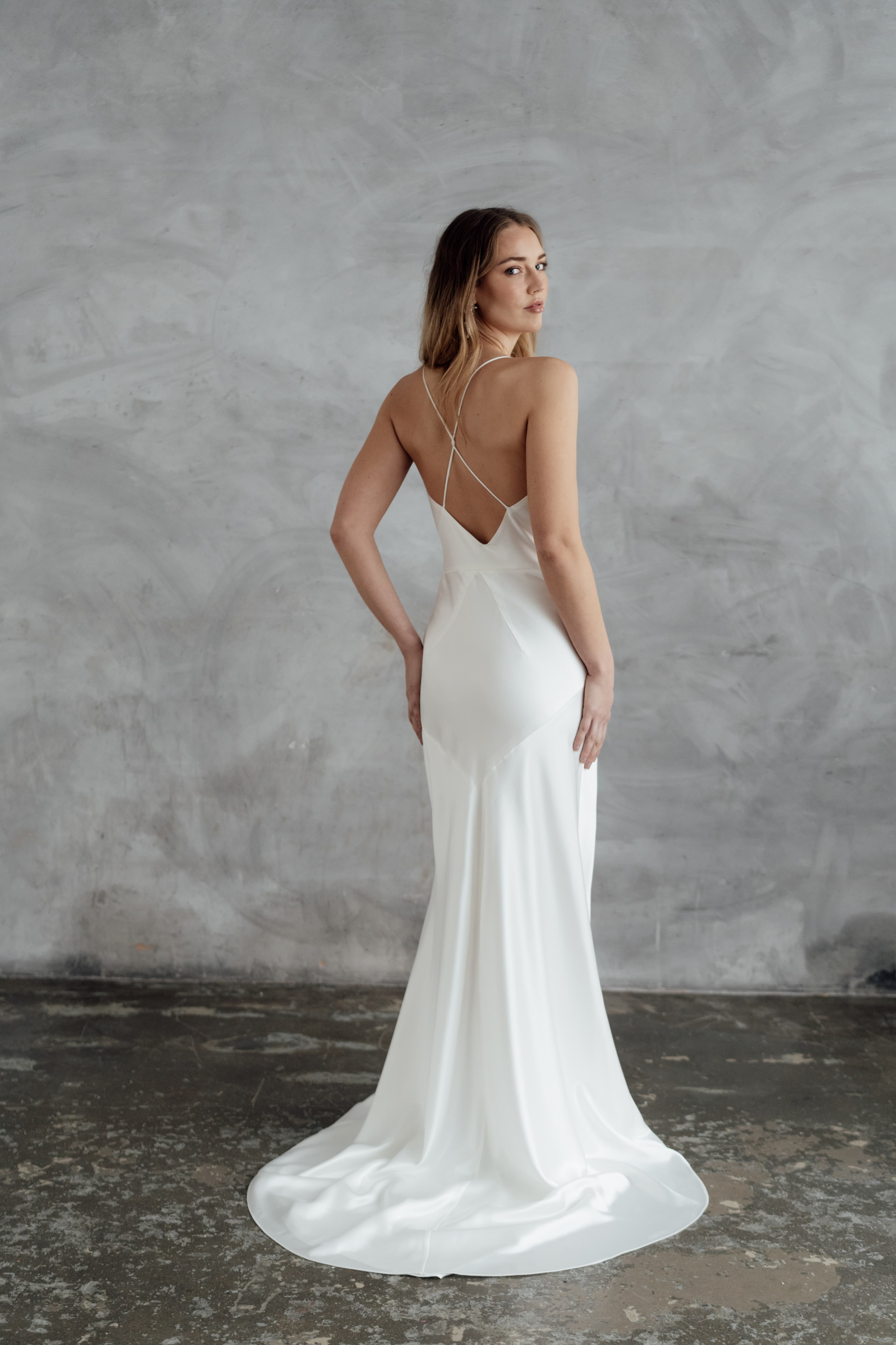 naia satijnen jurk voor een minimalistische bruidslook