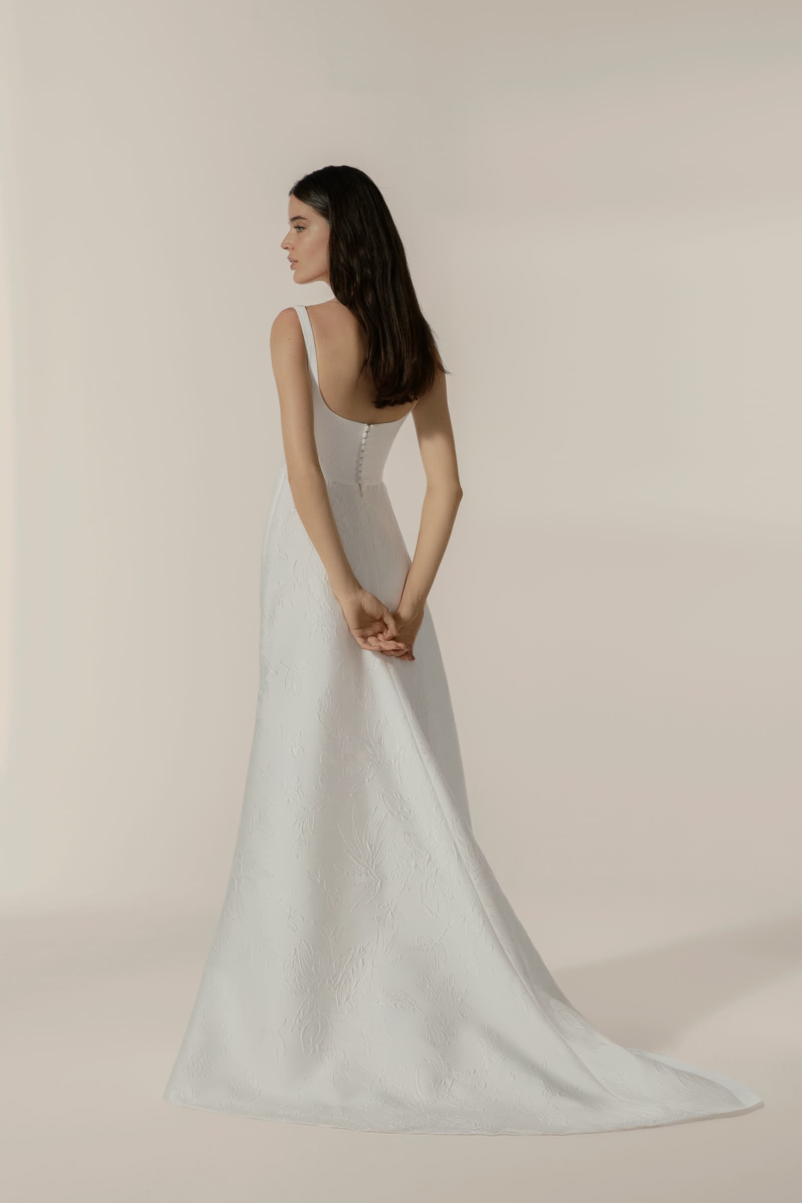 slank vallende trouwjurk met diepe ronde hals en structuur, bloemen brocade stof