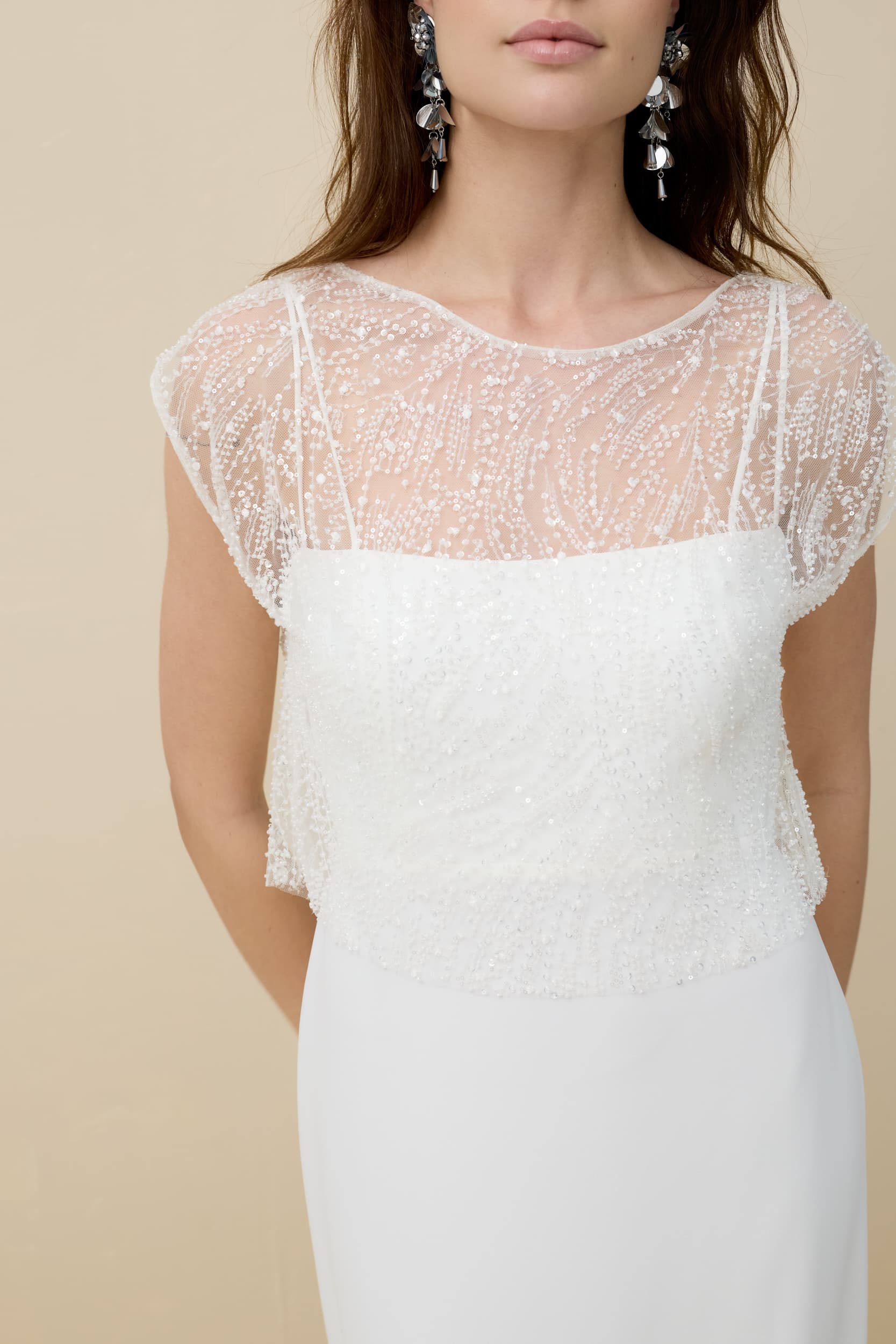 tule top met kralen geborduurd voor over een minimalistische trouwjurk