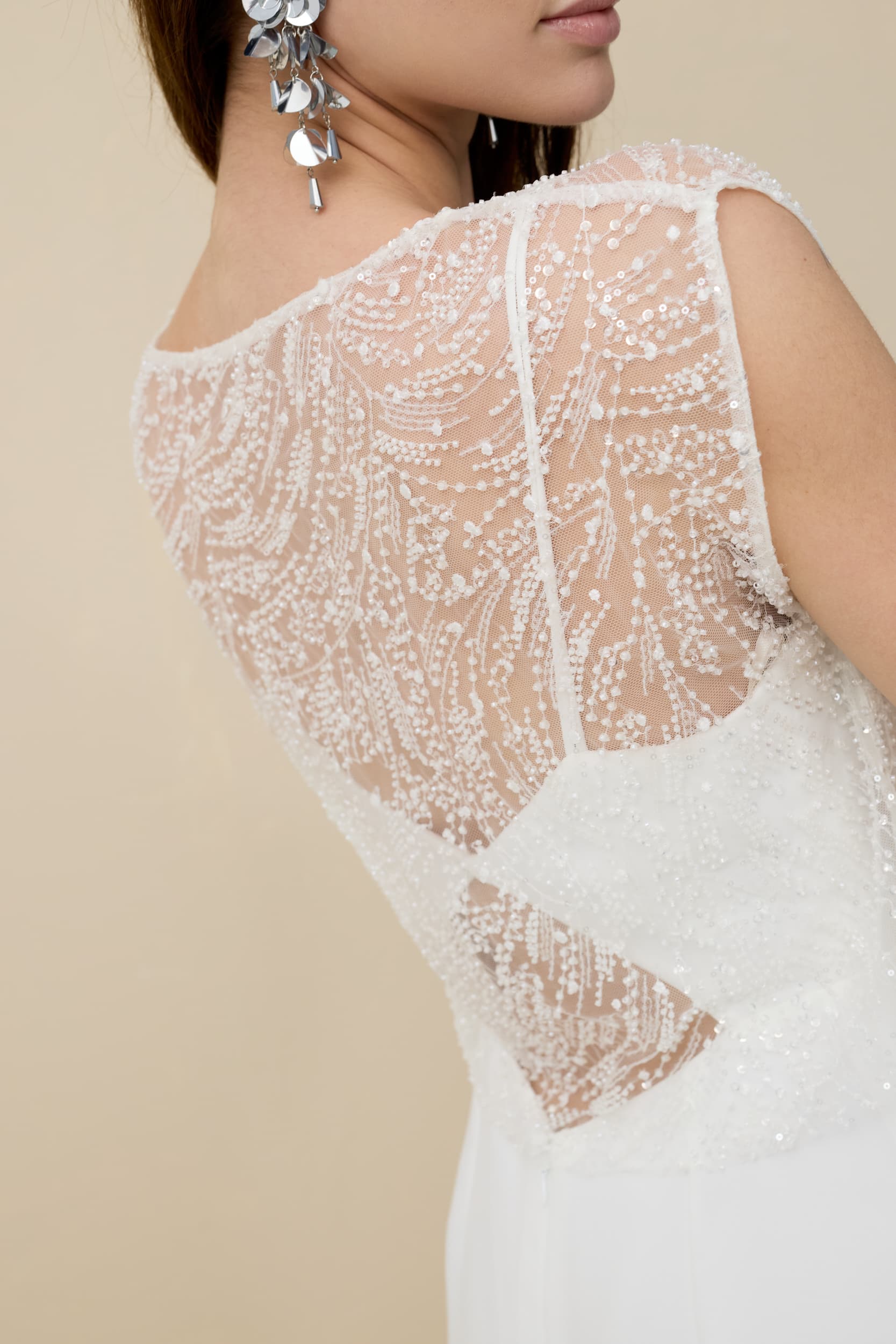 tule top met kralen geborduurd voor over een minimalistische trouwjurk