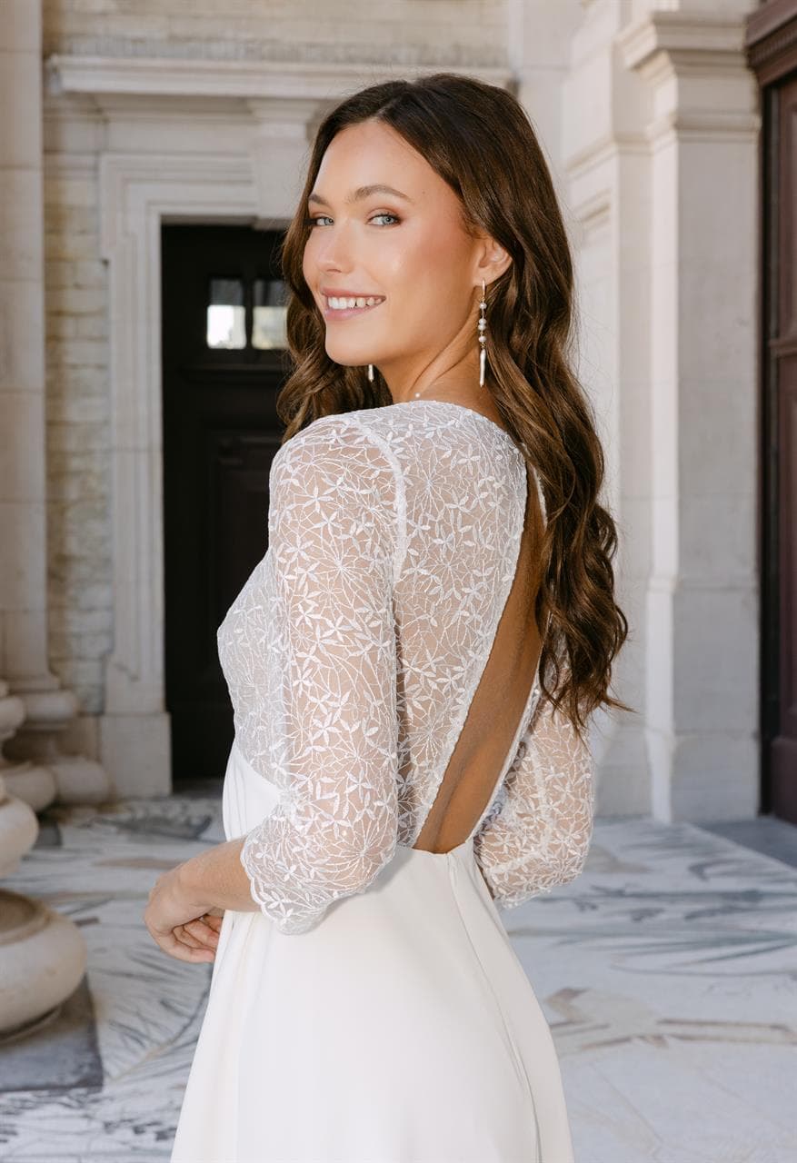 romantische korte trouwjurk met open rug en lange mouwen voor een burgelijk huwelijk