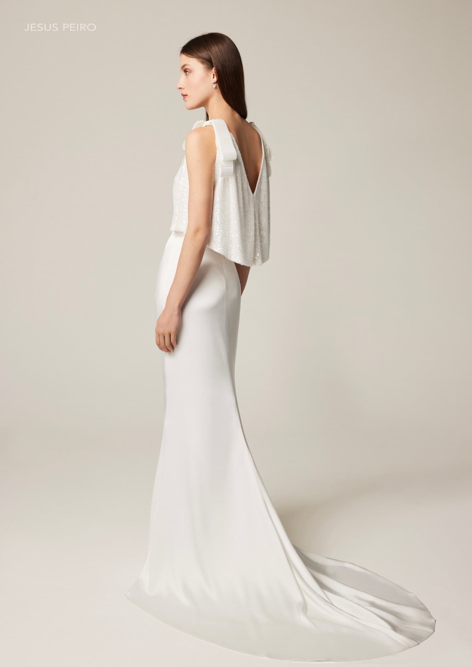 tweedelige trouwjurk met aansluitende satijnen rok en subtiele glittertop 