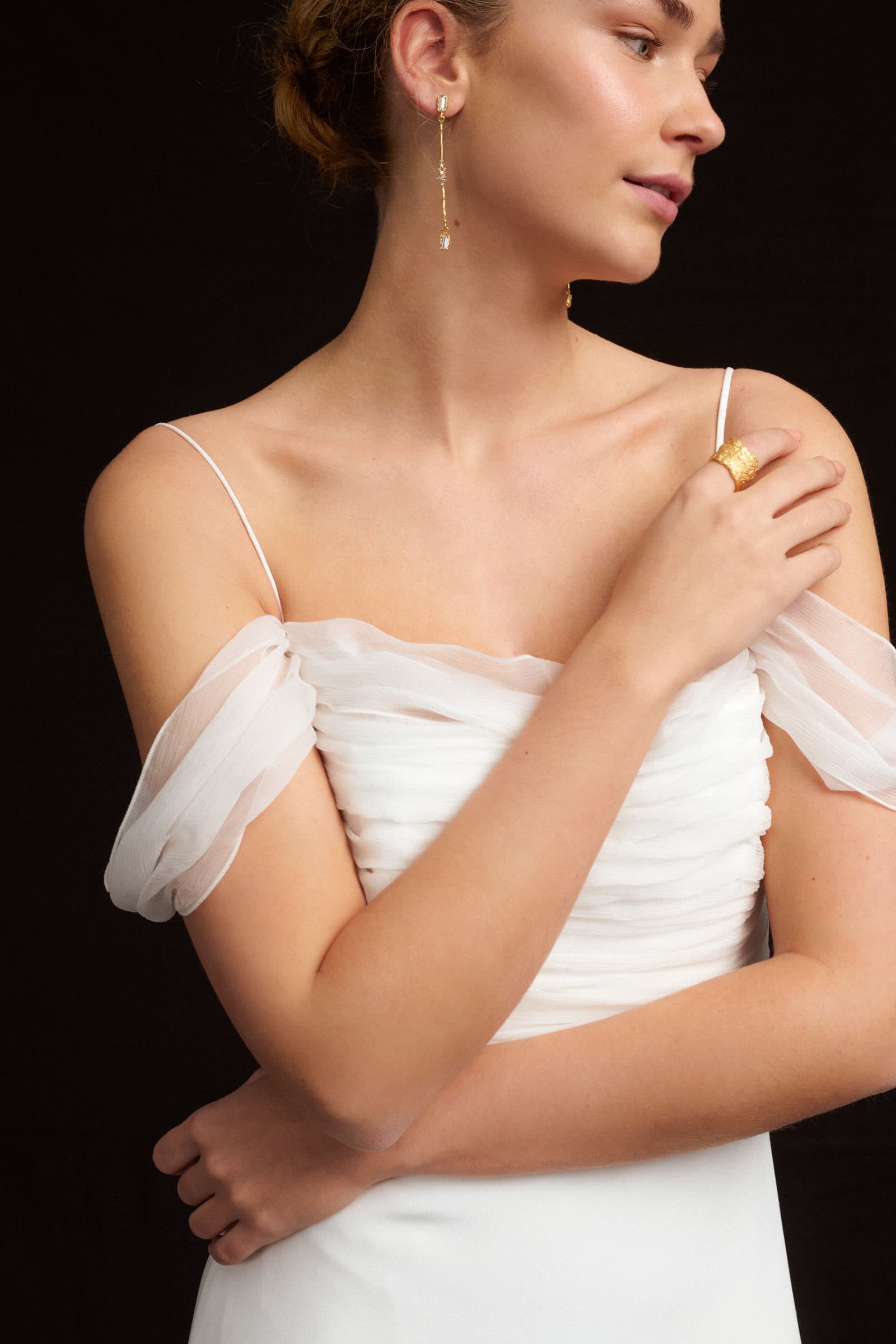 chique off-shoulder trouwjurk perfect voor de moderne elegante bruid in puur zijden. 