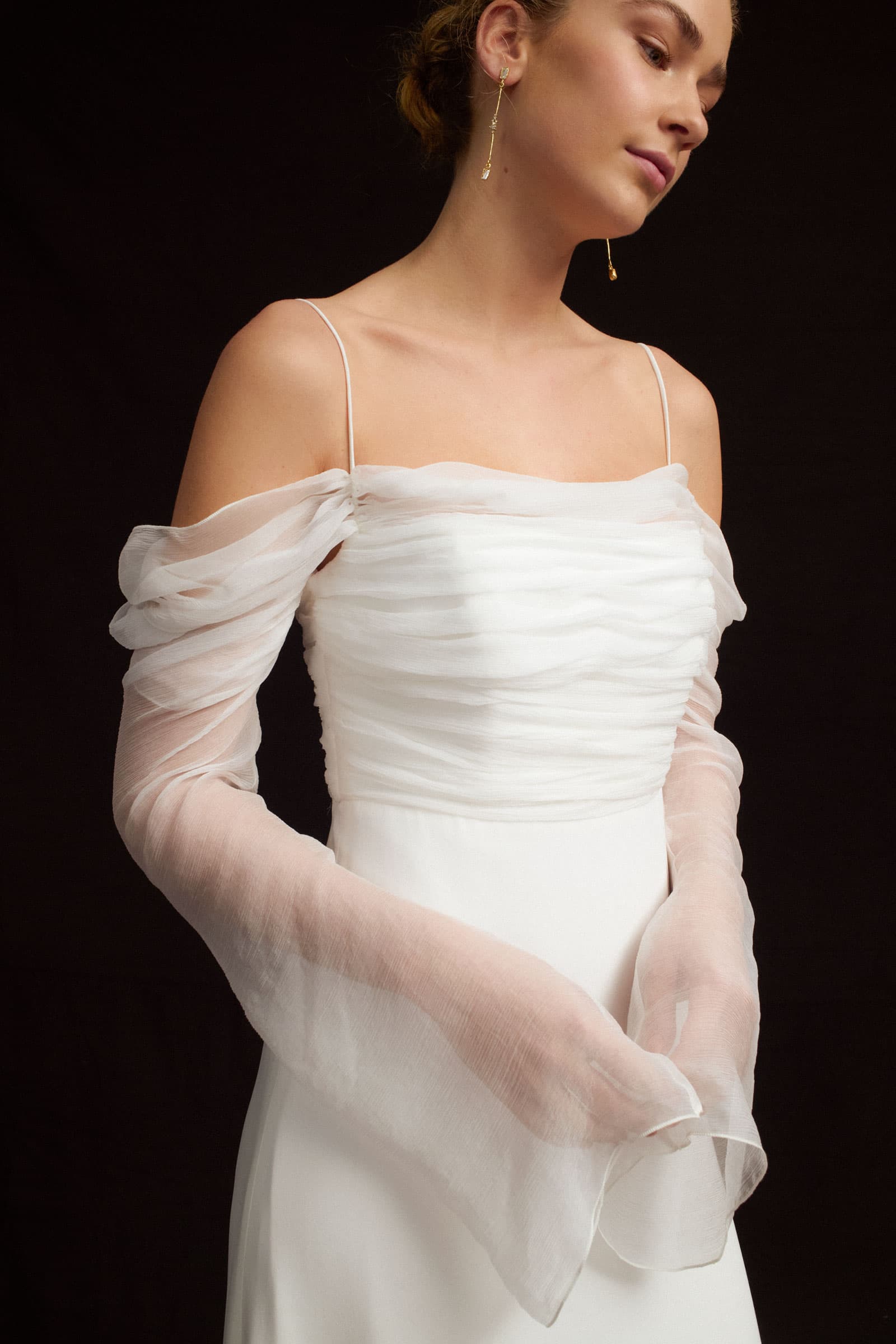 chique off-shoulder trouwjurk perfect voor de moderne elegante bruid in puur zijden. 