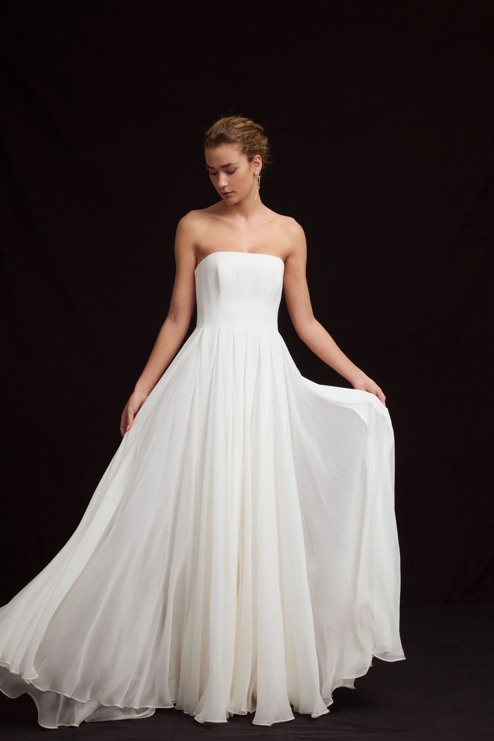 puur zijden bruidsjurk met soepele rok in chiffon en aansluitend strapless lijfje