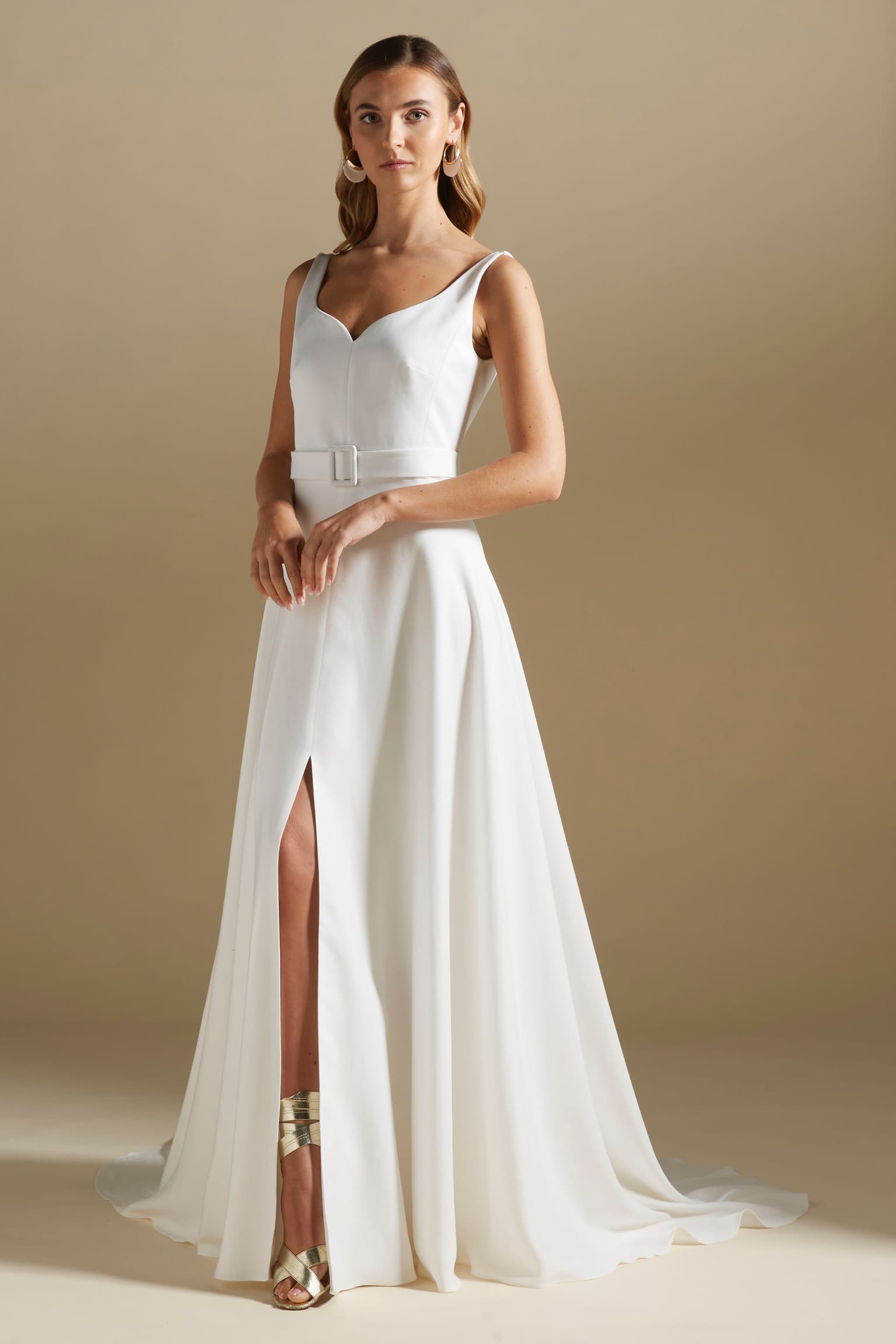 duurzame trouwjurk in moderne stijl met split in het midden